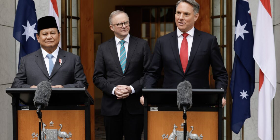 Прабово Субианто (слева) и Ричард Марлес