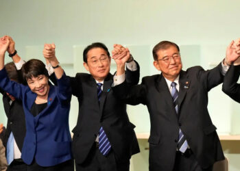 Сигэру Исиба (справа) празднует победу вместе с премьер-министром Японии Фумио Кисидой (в центре) и Санаэ Такаити. Фото:  Hiro Komae