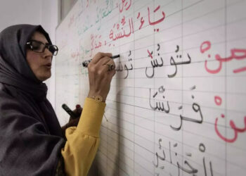 Преподаватель дает уроки арабского языка в Институте Лиссана недалеко от Парижа. Фото: Филипп Лопес/AFP