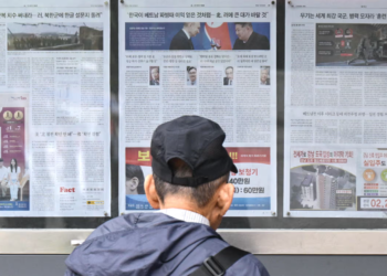 Южнокорейские СМИ сообщили на первых полосах об участии Северной Кореи в СВО. Фото: Энтони Уоллес/AFP