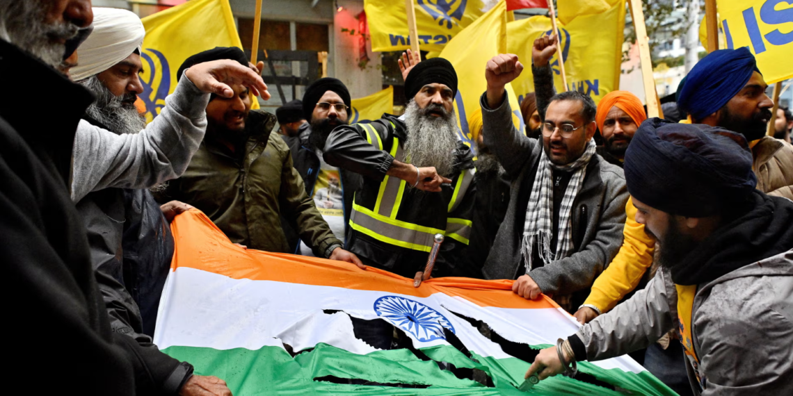 Сикхские протестующие разрезали индийский флаг возле Генерального консульства Индии. Фото: Дженнифер Готье/Reuters