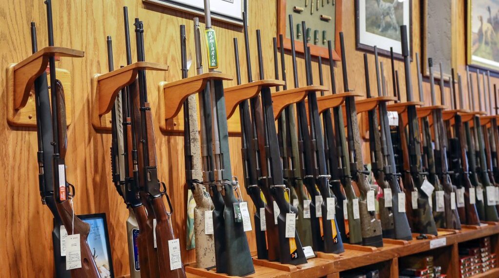 Продажи огнестрельного оружия в США за последние две недели выросли вдвое. Фото: Эрик Слессер/EPA