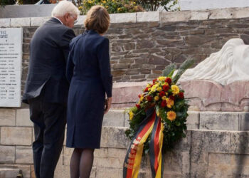 Штайнмайер возложил венок к мемориалу жертвам нацизма. Фото:  One Inch Productions/IMAGO