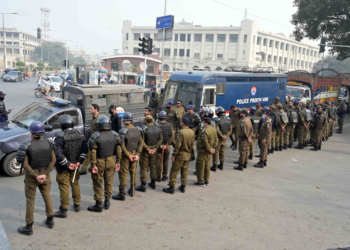 Полиция стоит на страже, пока власти перекрывают дороги в Лахоре. Фото: A Hussain/EPA