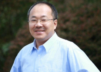 Дун Юйюй был старшим обозревателем газеты коммунистической партии Guangming Daily.