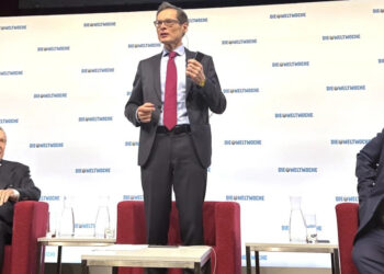 Герхард Шредер, Роджер Кеппель и Виктор Орбан вызвали недовольство европейских СМИ, но сорвали овации зрителей дискуссионного клуба.