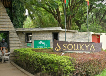 Монаршая чета провела в центре несколько дней, занимаясь йогой и медитацией.