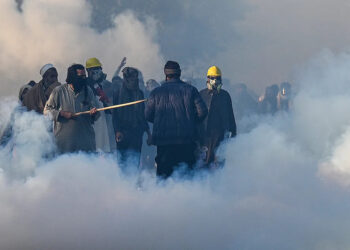 Полиция применила слезоточивый газ для разгона сторонников партии «Пакистан Техрик-и-Инсаф». Фото: Аамир Куреши/AFP