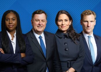 Новый лидер британских тори Кеми Баденох (слева) и некоторые члены ее теневого правительства - Мел Страйд, Прити Патель и Крис Филп.