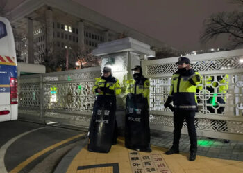 Полицейские стоят перед воротами Национальной ассамблеи в Сеуле, 3 декабря. Фото: Yonhap via Reuters