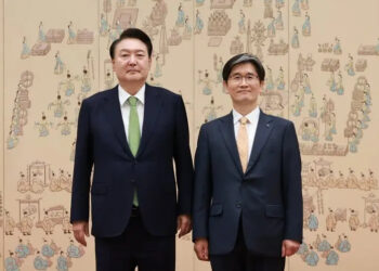 Юн Сок Ёль (слева) и О Дон Ун (справа)