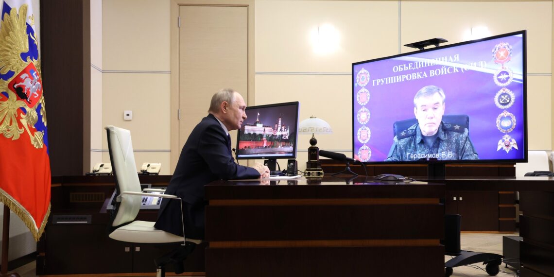 Президент заслушал доклад начальника Генштаба ВС РФ Валерия Герасимова. Фото: kremlin.ru