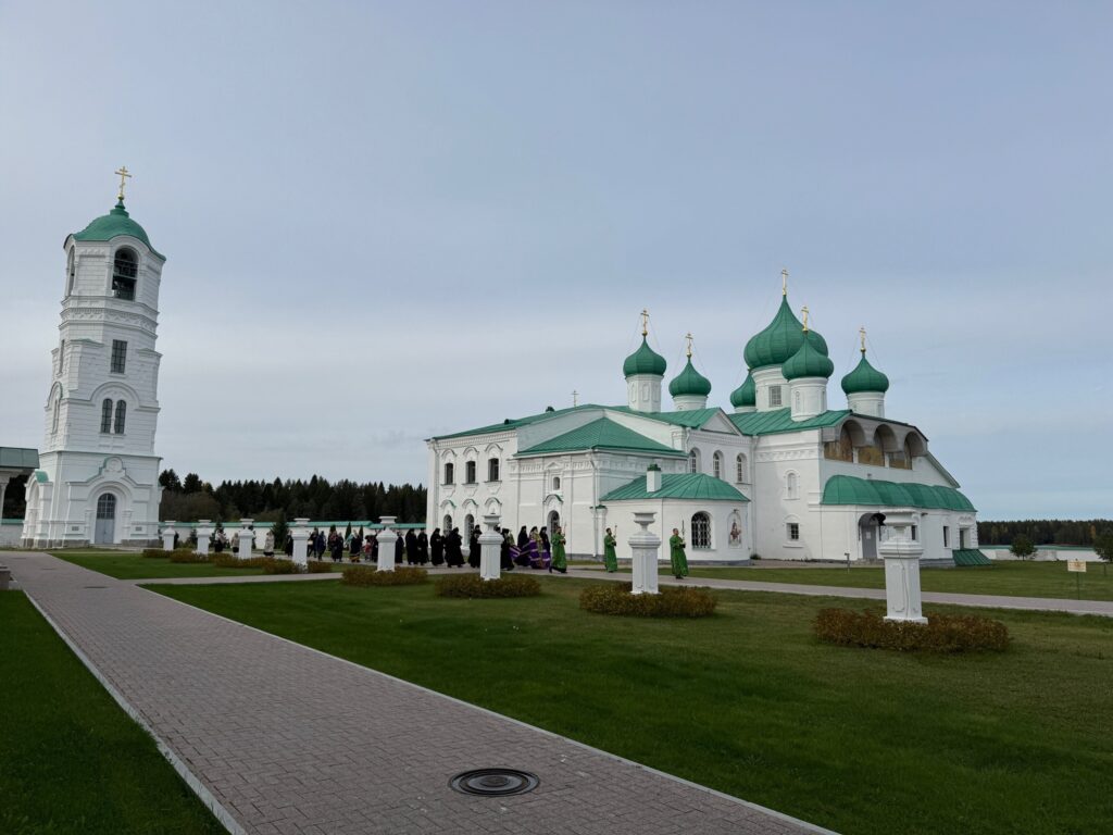 Преображенский собор и церковь Святых праведных Захарии и Елизаветы. Фото: vk.com/svirskiymonastery