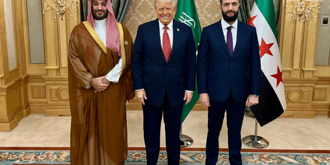 Наследный принц Саудовской Аравии Мухаммед бин Салман, президент США Дональд Трамп и президент Сирии Ахмед аш-Шараа проводят встречу в Эр-Рияде