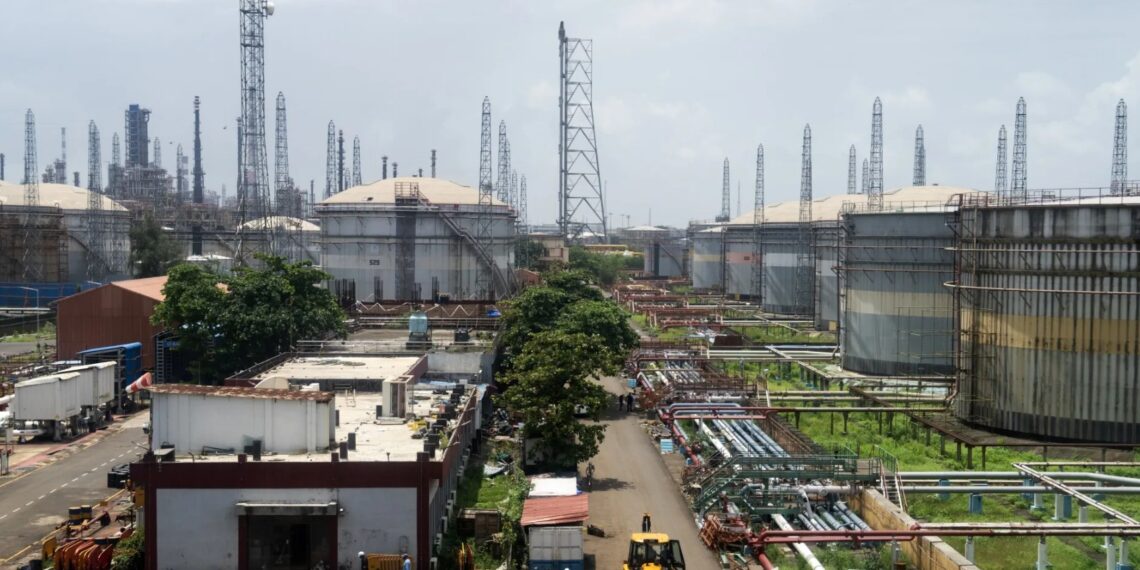 НПЗ в Мумбаи. Фото: Abeer Khan / Bloomberg