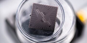 Сверхпроводниковый квантовый процессор. Фото: пресс-служба Университета МИСИС