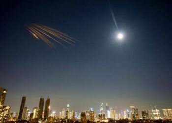 Иранские ракеты над Израилем. Фото: AP