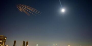 Иранские ракеты над Израилем. Фото: AP