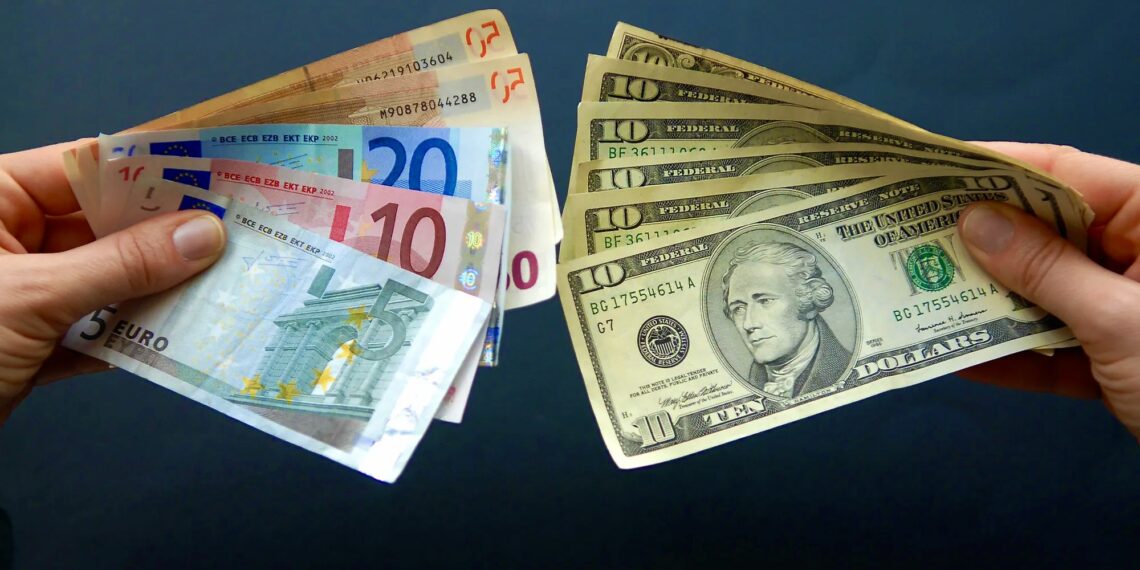 Евро и доллар. Фото: Langlois / AFP / Getty