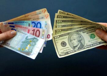 Евро и доллар. Фото: Langlois / AFP / Getty