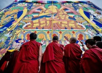 Тибетские буддийские монахи рассматривают фреску в монастыре Ташилунпо в Тибетском автономном районе, Китай. Фото: Хэ Пэнлэй / CNS / Reuters