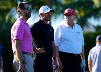 Дональд Трамп с сыновьями. Фото: AP