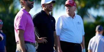 Дональд Трамп с сыновьями. Фото: AP