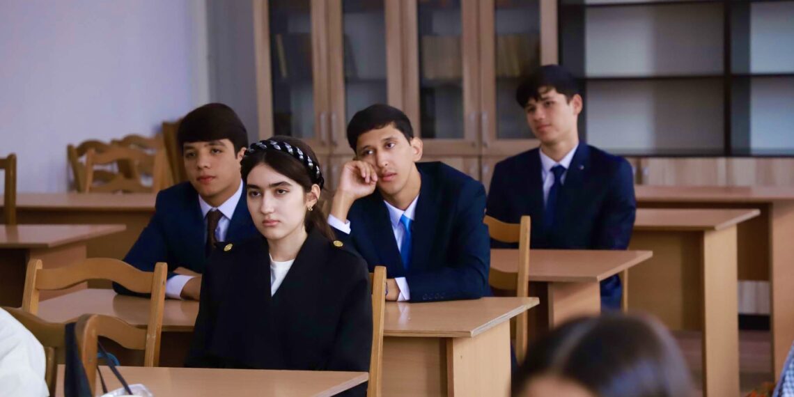 Студенты Российско-Таджикского (Славянского) университета