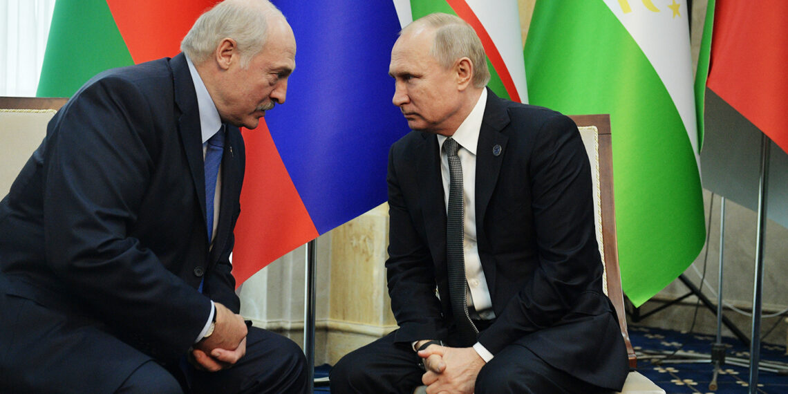 5915277 14.06.2019 14 июня 2019. Президент РФ Владимир Путин и президент Белоруссии Александр Лукашенко (слева) во время встречи на полях саммита Шанхайской организации сотрудничества (ШОС) в государственной резиденции "Ала-Арча" в Бишкеке. Алексей Дружинин / РИА Новости