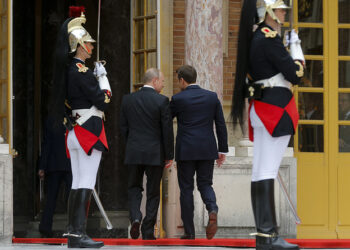 Владимир Путин и Эммануэль Макрон. Иллюстарция: ap.org