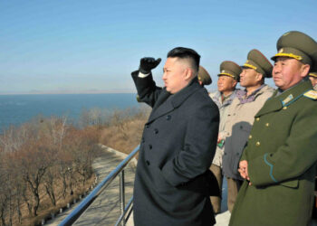 Ким Чен Ын осматривает морскую границу. Иллюстрация: aif.ru