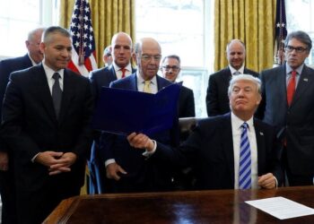 Дональд Трамп в Овальном кабинете. Иллюстрация: Reuters