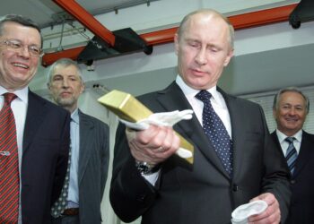 Владимир Путин в золотом хранилище Банка России. Иллюстрация: russia-insider.com