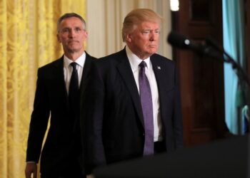 Дональд Трамп и Йенс Столтенберг. Иллюстрация: Reuters