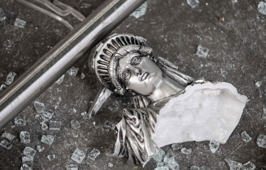 ФРС США не спасет доллар, падение только начинается — банкир