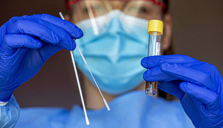 Летом в России было негласное указание сбивать статистику по COVID-19: мнение