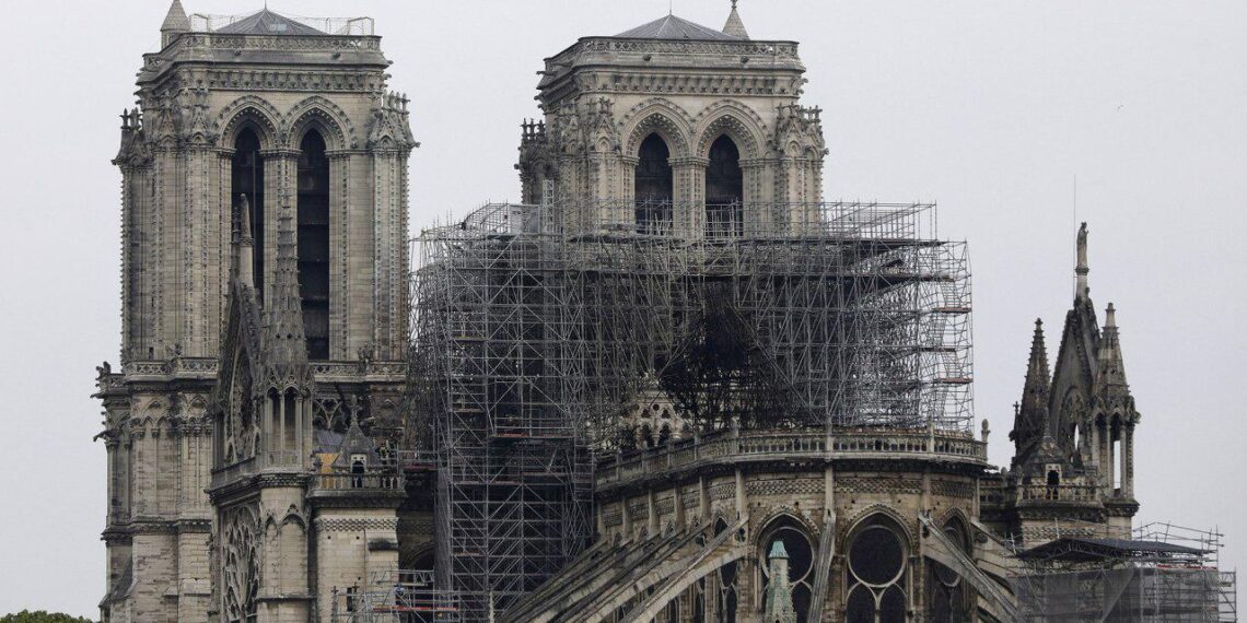 Собор Парижской Богоматери после пожара. Фото: Kamil Zihnioglu / AP
