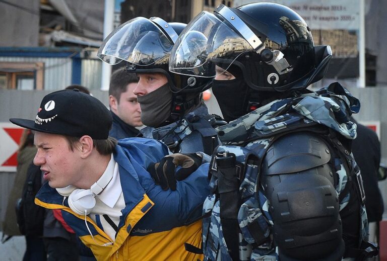 Право на протест: «демократический беспорядок» открывает двери авторитарным «силам порядка»