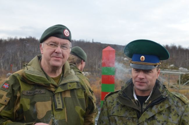 Пограничные комиссары Ивар Магне Саксерид (слева) из Норвегии и Виталий Михайлов из России на совместных норвежско-российских пограничных учениях в 2012 году. Фото: Мортен Бругорд