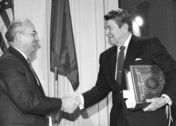 Рональд Рейган и Михаил Горбачев после подписания Договора о ликвидации ракет средней и меньшей дальности, 1987 год.