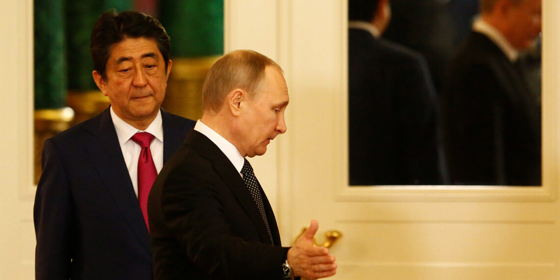 Владимир Путин и Синдзо Абэ. Фото: Sergei Karpukhin / Reuters