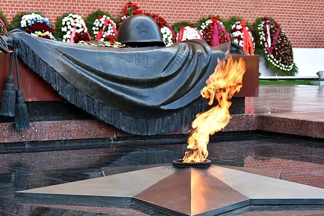 Вечный огонь у Могилы Неизвестного солдата