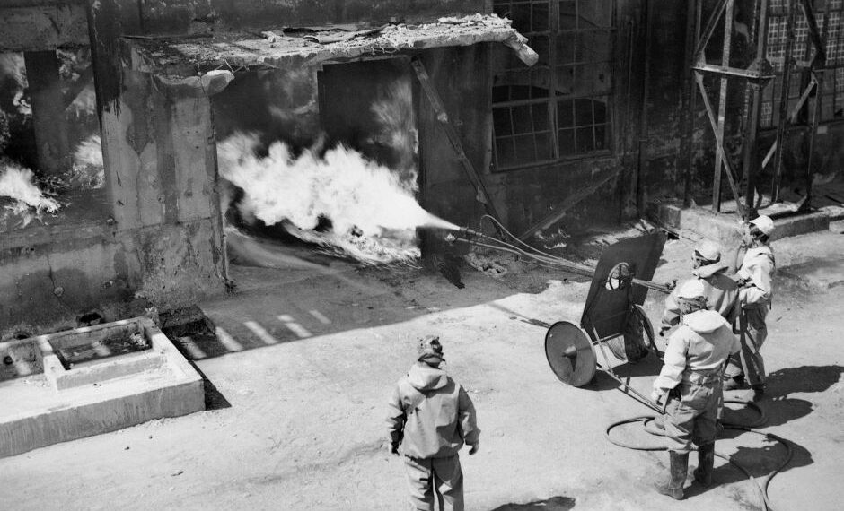 Японские военные используют бакоружие. Фото: abc.net.au