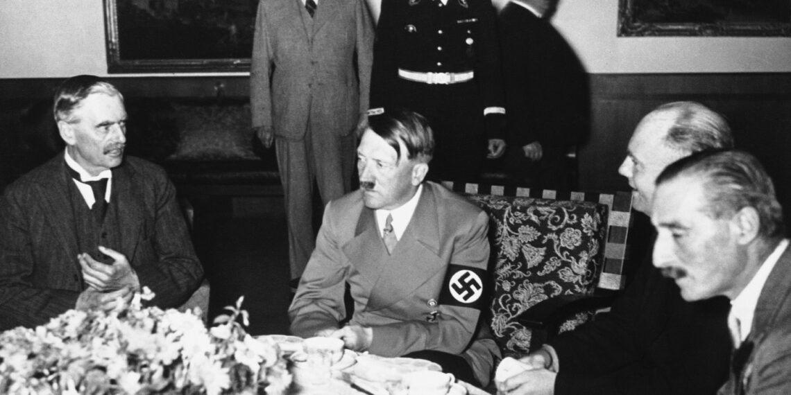 Невилл Чемберлен и Адольф Гитлер