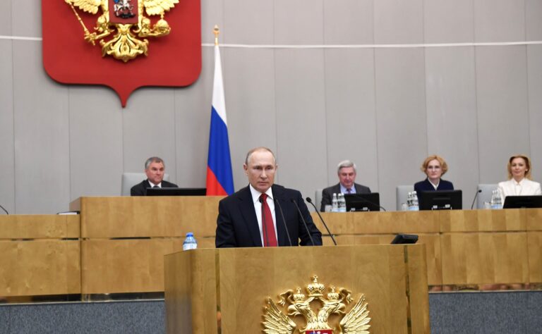 Меняя Конституцию, Путин пытается обновить систему власти