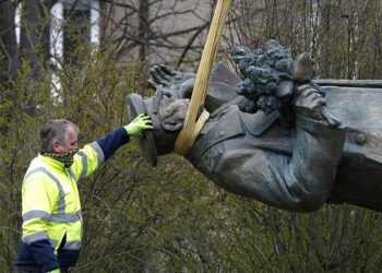 Демонтаж памятника маршалу Коневу. Фото: Petr David Josek / Associated Press