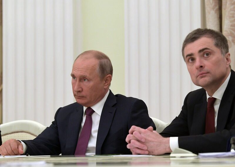 Владимир Путин и Владислав Сурков. Фото: Пресс-служба Кремля