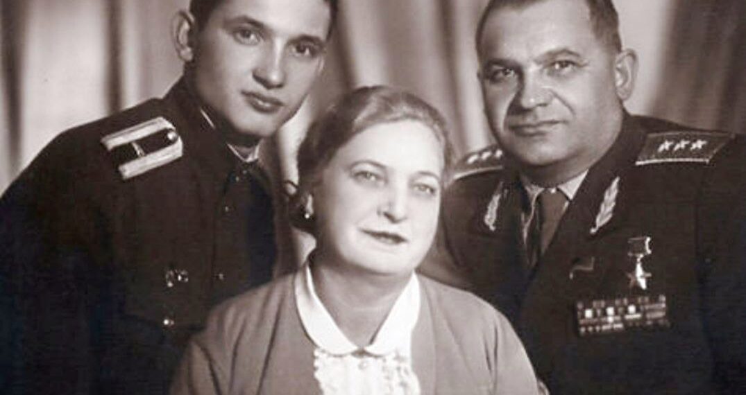 Начало 1960-х годов. Яков Крейзер с женой Шурой и сыном. Фото из личного архива.