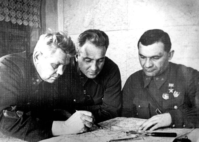 Яков Крейзер (первый справа) со своими сослуживцами в годы войны. Фото: yadvashem.org