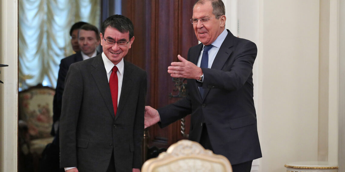 Таро Коно и Сергей Лавров. Фото: Globallookpress.com